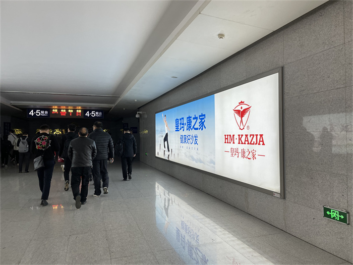 安阳高铁站广告巨幅广告画面集中突出品牌形象，实际效果震撼